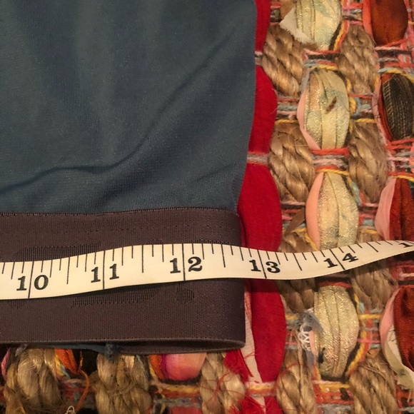 Fabletics front twist cropped workout top - Picture 9 of 9